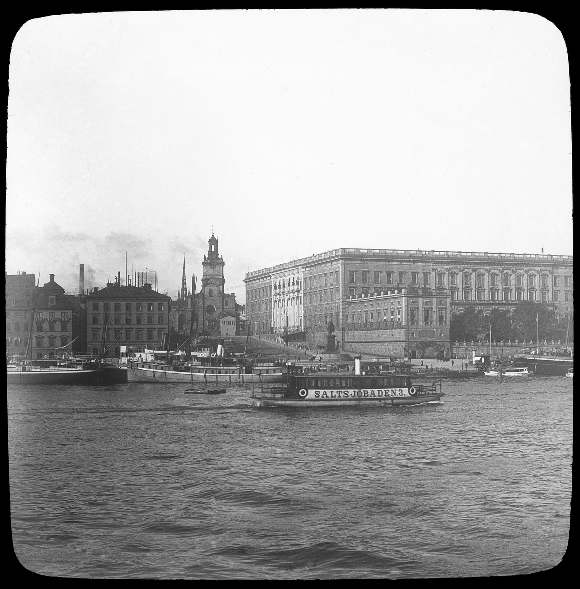 Skioptikonbild med motiv av Stockholms Slott. Taget från Skeppsholmen. Troligen vid tiden för Allmänna Konst- och Industriutställningen i Stockholm 1897.