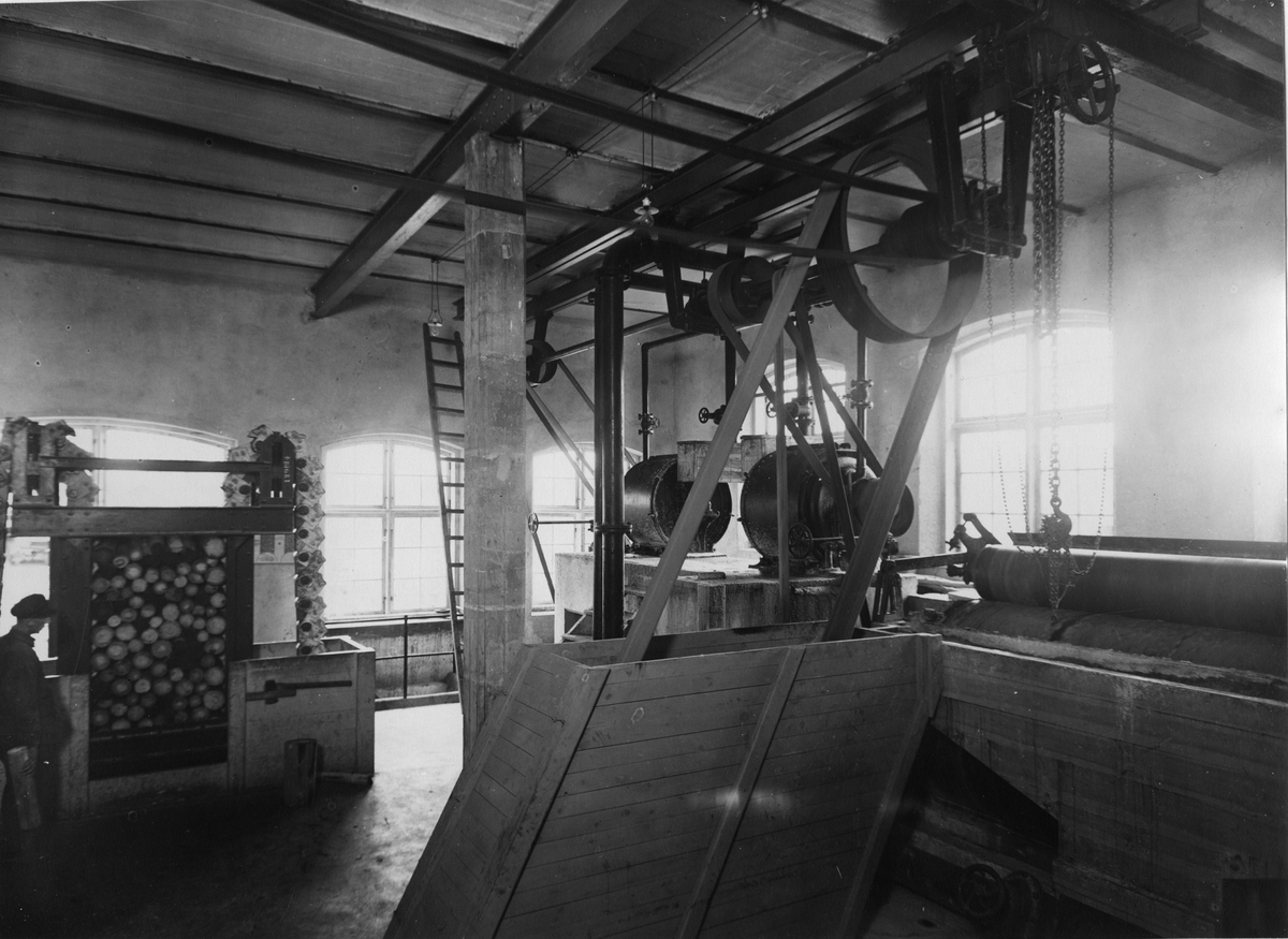 Sörstafors. Pappersbruk, sulfitfabrik och träsliperi. Interiör av träsliperiet, 1926.