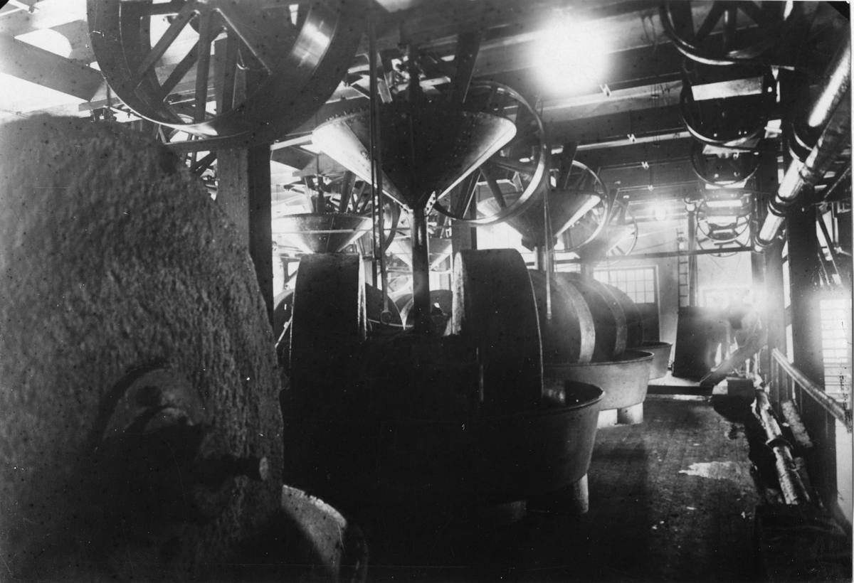 Fredriksbergs bruk i Dalarna. Kollergångssalen i Fredriksbergs sulfatfabrik 1921.