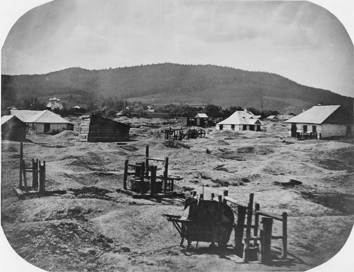 Fält för upptagning av petroleum (jordbeck) i Bukowina i norra Rumänien omkring 1870.