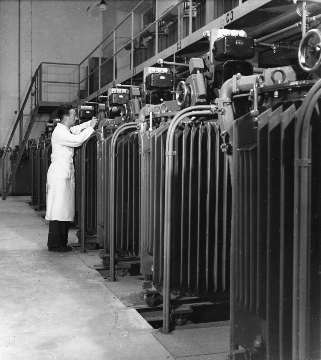 Gustavsbergs Porslinsfabrik. Transformatorer för kontrollorganen som automatiskt reglerar temperaturen i olika tvärsnitt av elektriska tunnelugnar.