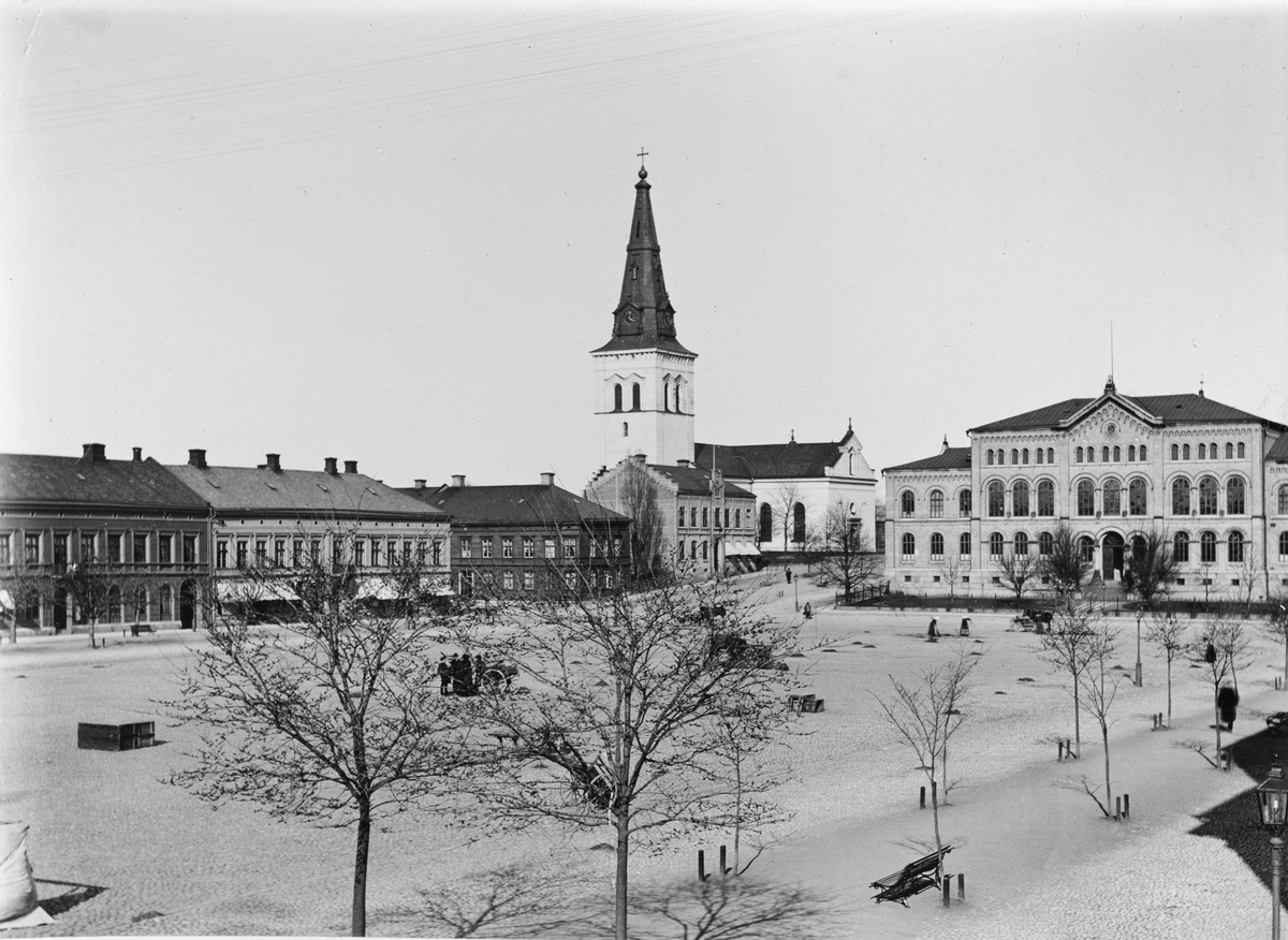 Fotografi ur albumet "Karlstad" från 1898. Stora torget med domkyrkan i fonden. Tryckt av Hjalmar Petersson & Co.