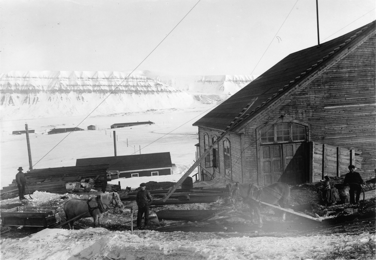 Sveagruva. Första kraftstationsbygget 1918.