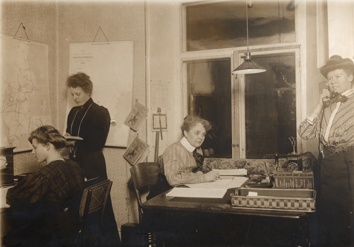 Fotografi ur album tillhörande Ester Holmberg, anställd vid Telegrafstyrelsens statistikavdelning 1902. Fotografierna troligen tagna 1907. Rut Juntergren på kontoret.