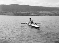 Fra Mosodden ved Mjøsa. Kajakkpadlere.