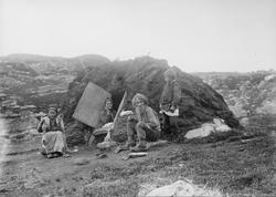 Skoltefamilien Lavran ved sin fiskergamme i Ropelv, Bøkfjord