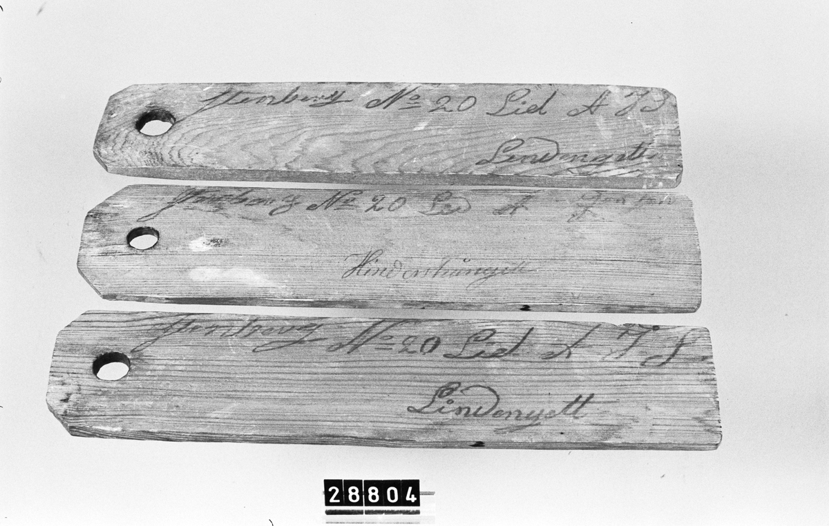 60 st. revstickor.
Tillbehör: Utdrag ur "ref.bok" från år 1879 i m.m. i samband med dessa stickor förvaras i Landtmäteristyrelsens bibliotek.