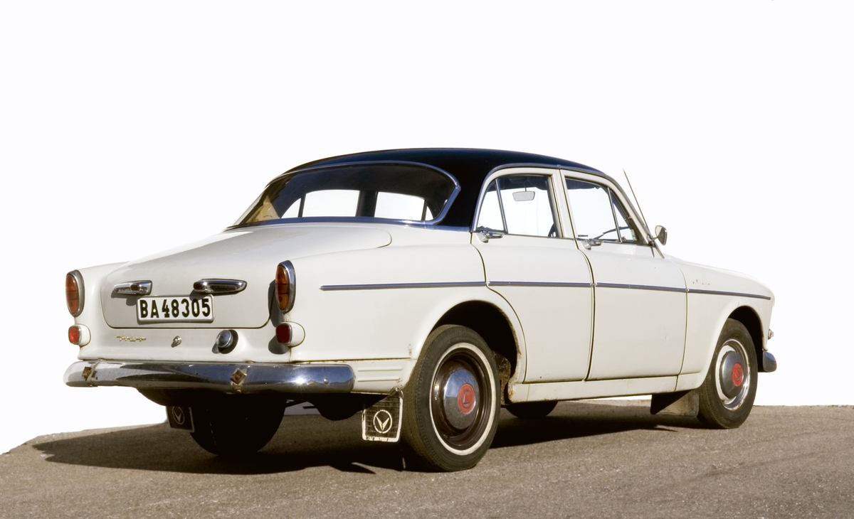 Fyradörrars täckt personbil för fyra samt förare. Volvo Amazon årsmodell 1957 typ P-1200V. Framsätets ryggstöd är nerfällbara vilket gör den bäddbar. Bilen har helsvetsad stålkaross s.k. pontonkaross. Motortyp B16A. Bosch elsystem. En Amazonskylt på framskärm och bakre stötfångarhorn saknas. Registreringsnummer BA48305.  Fyrcylindrig bensinmotor, cylindervolym 1,6 liter. Effekt 60 hk vid 4 500 varv/minut. Tre växlar och backväxel.
Chassienummer 584, färgbeteckningar; utvändigt 50, invändigt 50, klädsel 107.