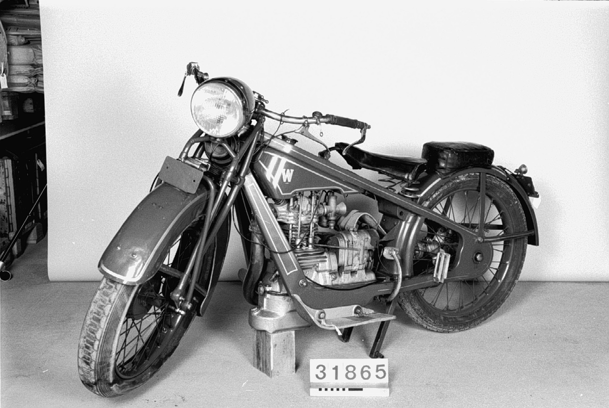 Motorcykel av modell K500 som kom 1927, med pressad plåtram och kardandrivning. Denna från 1927 eller 1928. Amac förgasare, Bosch magnetgenerator. Motornummer 2627.  Encylindrig luftkyld fyrtakts toppventilmotor, cylindervolym 498 cc Tre växlar och kardandrivning Effekt 16 hk Däckdimension: (3,85x20) 27x3,85 för 26x3 fälg.