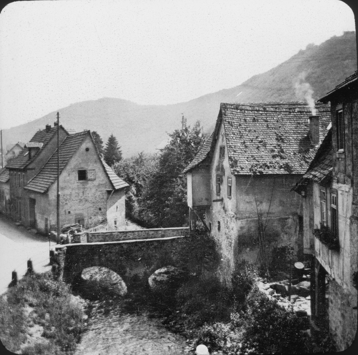 Skioptikonbild med motiv från Neckarsteinach.
Bilden har förvarats i kartong märkt: Resan 1907. Neckar 5. Heilbronn 3. 29.
