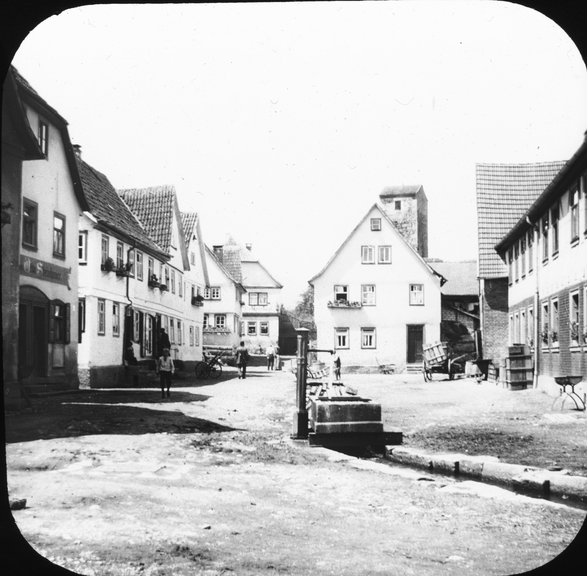 Skioptikonbild med motiv från Fladungen. I bakgrunden Thürnersturm.
Bilden har förvarats i kartong märkt: Vårresan 1910. Fladungen 9. IX.