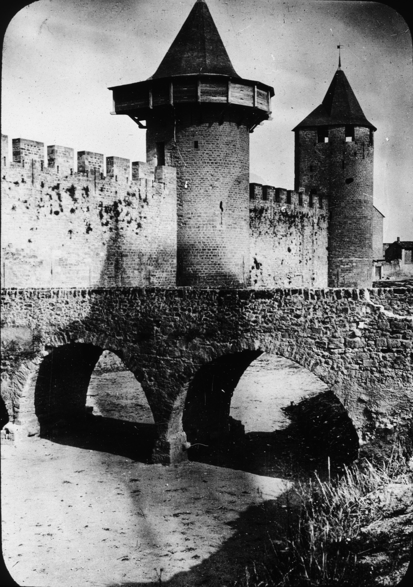 Skioptikonbild med motiv av medeltida försvarstorn Cité de Carcassonne.
Bilden har förvarats i kartong märkt: Höstresan 1907. Carcassonne.8. No:13.