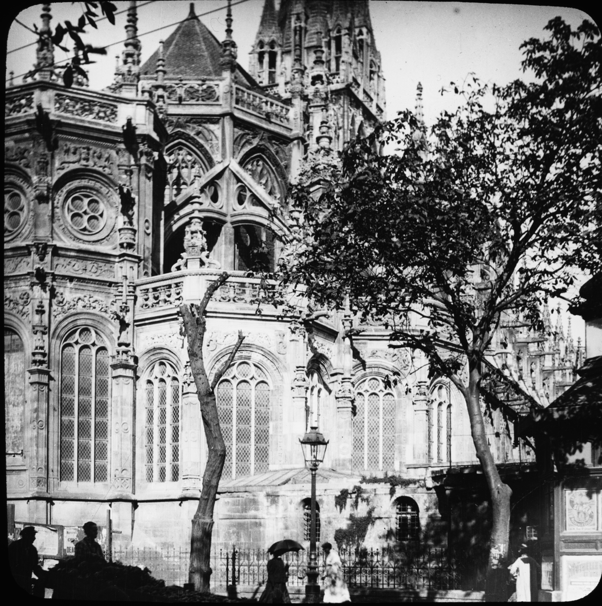 Skioptikonbild med motiv av Église Saint-Pierre i Caen.
Bilden har förvarats i kartong märkt: Resan 1908. Caen 8. X. Text på bild: "Egl. St. Pierre".