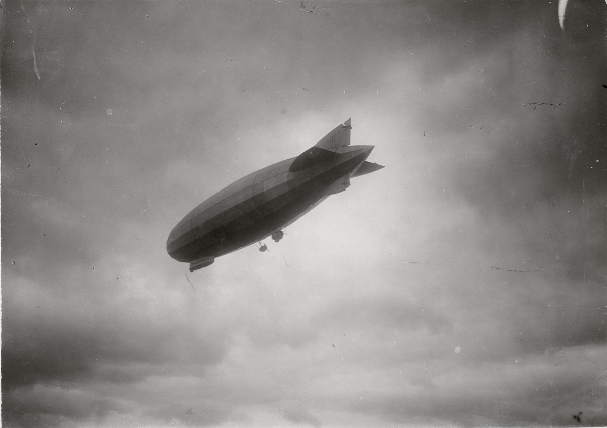Zeppelinaren som 1917 överskred neutralitetsgränsen över Ystads hamn.