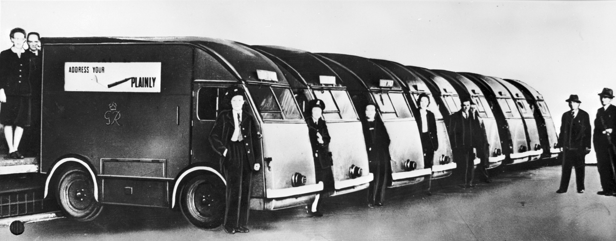 Nio av Metropolitan-Vickers elektriska postbilar i England med kvinnlig betjäning år 1943.