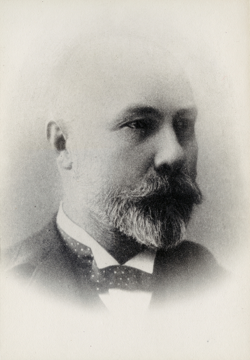 Hans Olsen. Bol. Br. Nobels styrelse 1905.
Bilden ingår i två stora fotoalbum efter direktör Karl Wilhelm Hagelin som arbetade länge vid Nobels oljeanläggningar i Baku.
