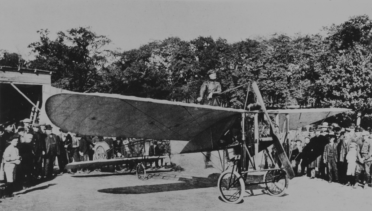 Friherre Carl Cederström i sitt första flygplan "Bilbol", ett 50 hk Blériotmonoplan, på Ladugårdsgärde 1910
