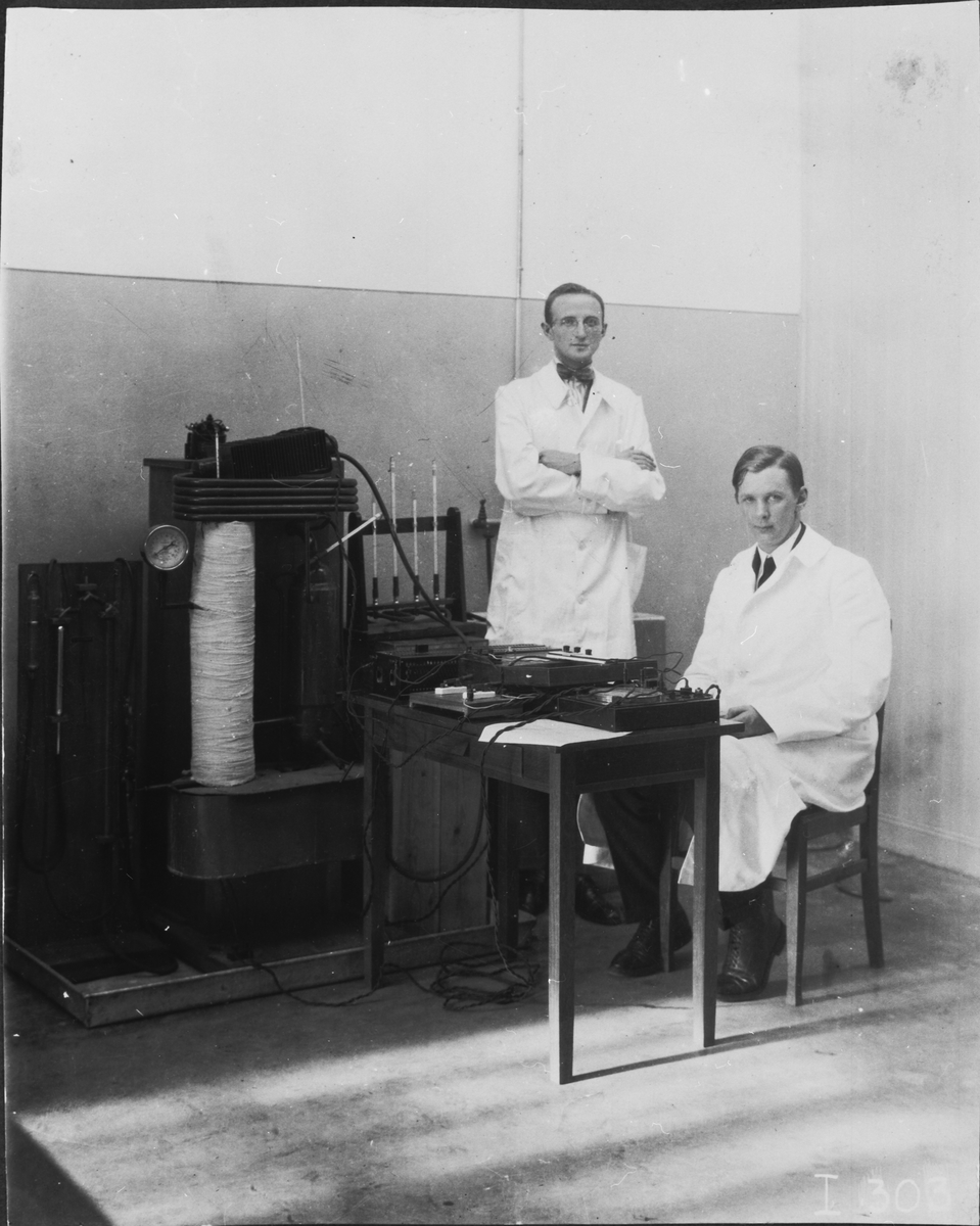 Elektroluxlaboratoriet. Personal: Ingenjörerna B. von Platen och C. Munters.