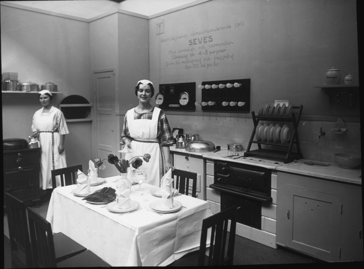 Bild från Ingenjör P. Wretblads material för Bygge och Bo-utställningar.

"Bygge och Bo" 1923. Demonstration av SEVES-spisen, den första elektriska spisen som lanserades på den svenska marknaden.