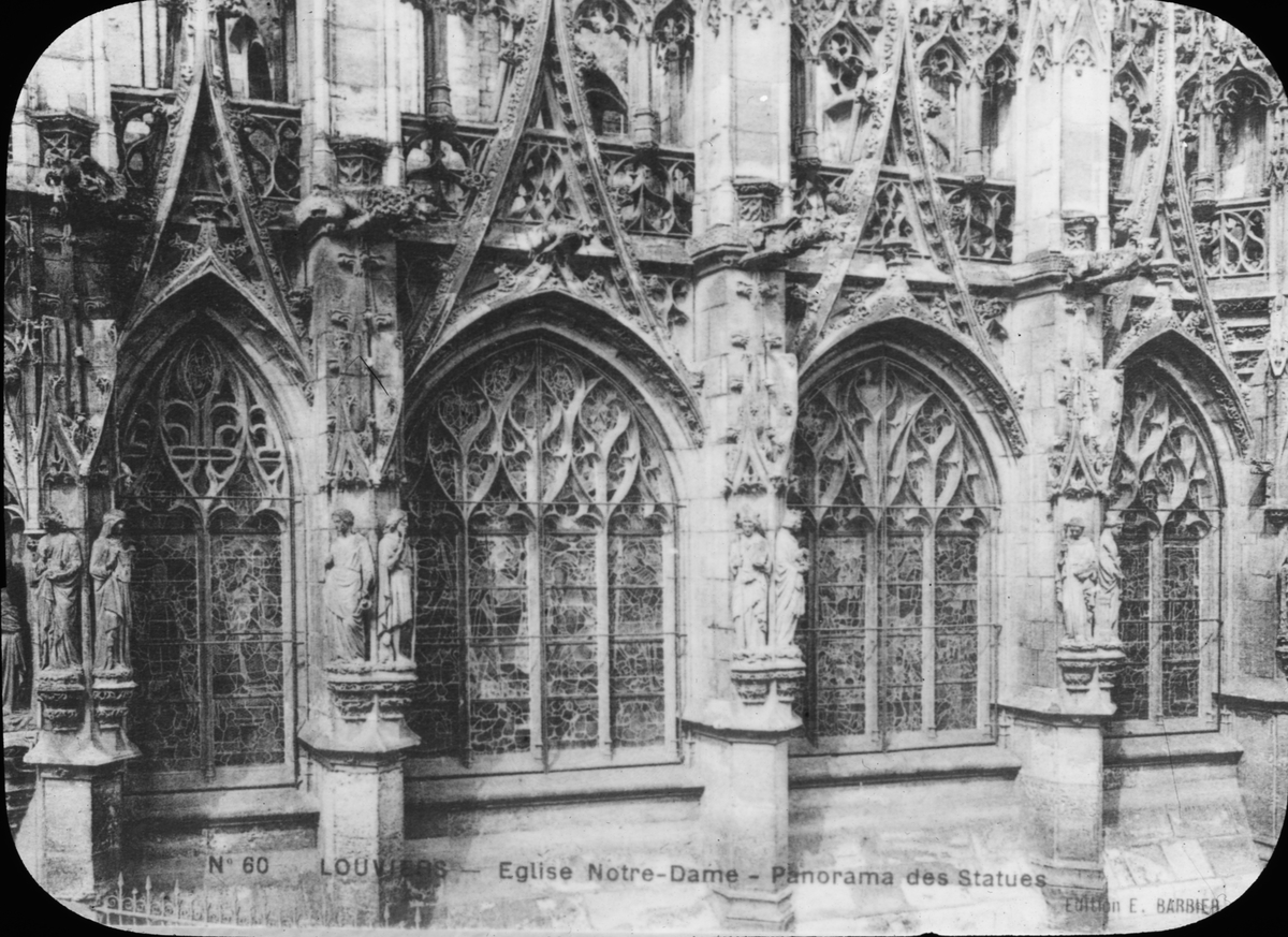 Skioptikonbid, vykort men motiv av Cathédrale Notre-Dame d'Louviers.
Bilden har förvarats i kartong märkt: Resan N:2. 1908.Evreux 5. Louviers 5. I. Text på bild: "Eglise Notre Dame".