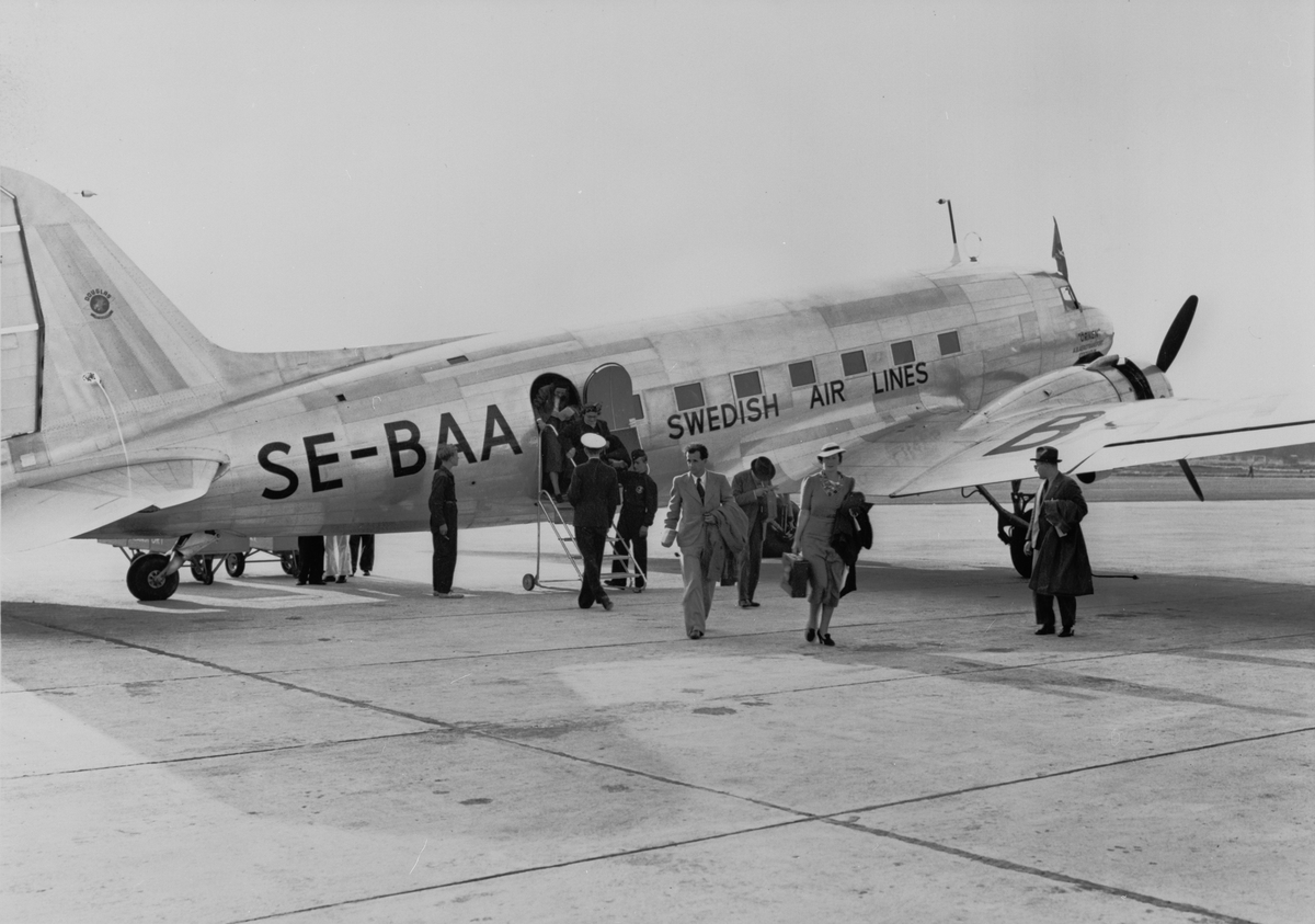 Douglas DC 3, "Örnen" vid Bromma. ABA:s Douglasmaskin ankommer från London.