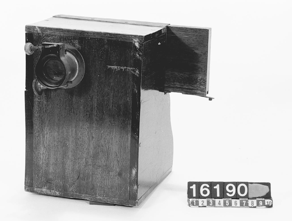 Ferrotypikamera, magasinskamera med inbyggd framkallning.
