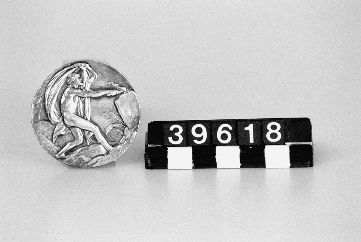 Medalj av silver. Åtsidan: "IVA . Tekniska Museet . 18 maj 1936". Baksida: Prometheus.