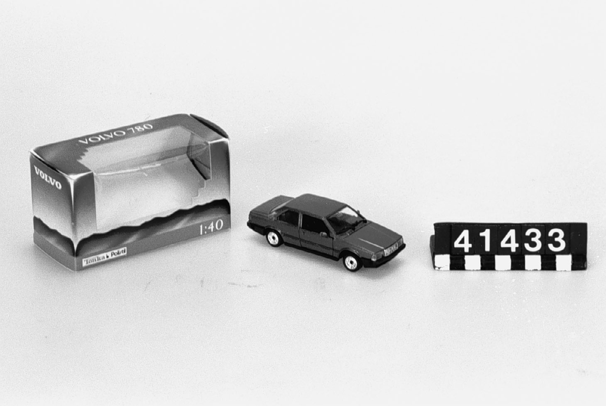 Bilmodell av metall och plast. Text på undersidan: Tonka Corp, Polistil, made in Italy, skala 1:43.
Tillbehör: Orginalkartong.