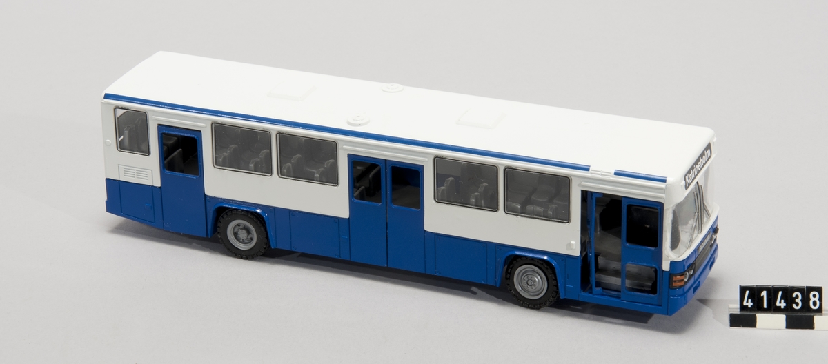 Bussmodell av metall och plast. "Den miljövänliga stadsbussen" i skala 1:50. Modellens art.nr. 293. Framrutan lös.
Tillbehör: Originalförpackning.