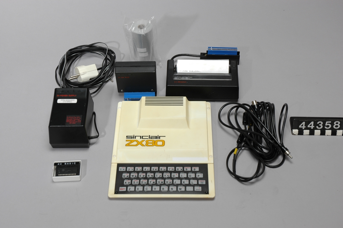 Hemdator i vit plast. Texten "sinclair ZX80" tryckt på ovansidan. Membrantangentbord med snabbkommandon. Upphöjning i ovandelen som rymmer en kylfläns till strömförsörjningen och den avskärmade RF-enheten. Expansionsport, RF-utgång samt tre 3,5 mm phono-kontakter för strömmatning och anslutning till bandspelare (MIC och EAR). Processorn var NEC µPD780C-1 som var en kopia av Zilog Z80. Klockfrekvensen var 3,25 MHz. 4 kB ROM-minne och 1 kB RAM-minne.  Datorn har uppgraderats med en modernare BASIC-tolk av ZX81-typ. Därför har även tangentbordet bytts ut till ett ZX81-tangentbord.
Tillbehör: Nätdel. Troligen komplettering - senare typ. För engelska marknaden. Stickpropp bytt. Minnesexpansion, Sinclair ZX 16K RAM Skrivare, Sinclair ZX Printer Två rullar skrivarpapper (termo). Ett monterat i skrivaren. Antennsladd Sladd för anslutning till bandspelare. Dubbel med 3,5 mm phono-kontakter i vardera änden. 4 KB BASIC-tolk i plastask. Ursrpungligt innan uppgradering. Originalkartonger