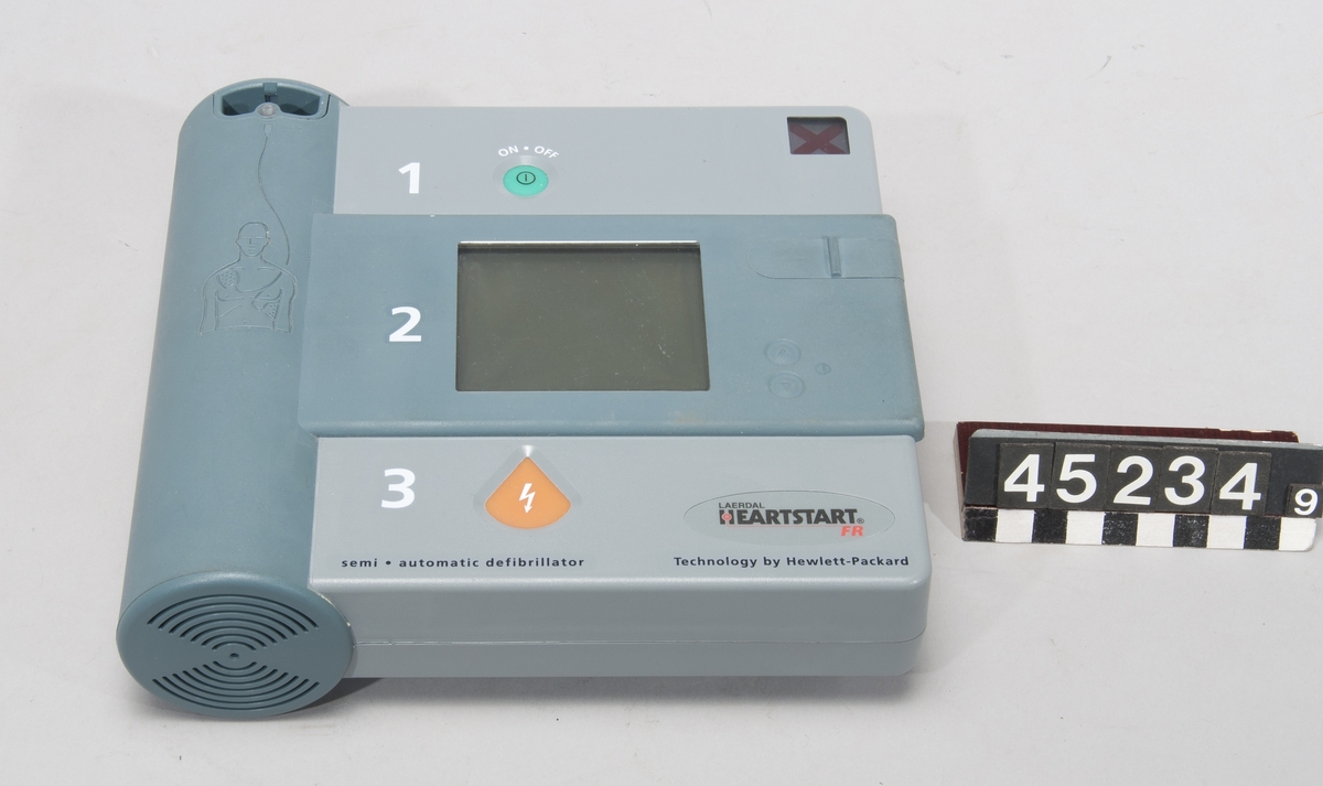 Halvautomatisk defibrillator/hjärtstartare för undersökning av hjärtrytm och vid behov defibrillation med påföljande stimulering av hjärtat.  Heartstart FR kan anpassas till användning på spädbarn med hjälp av en särskild nyckel.