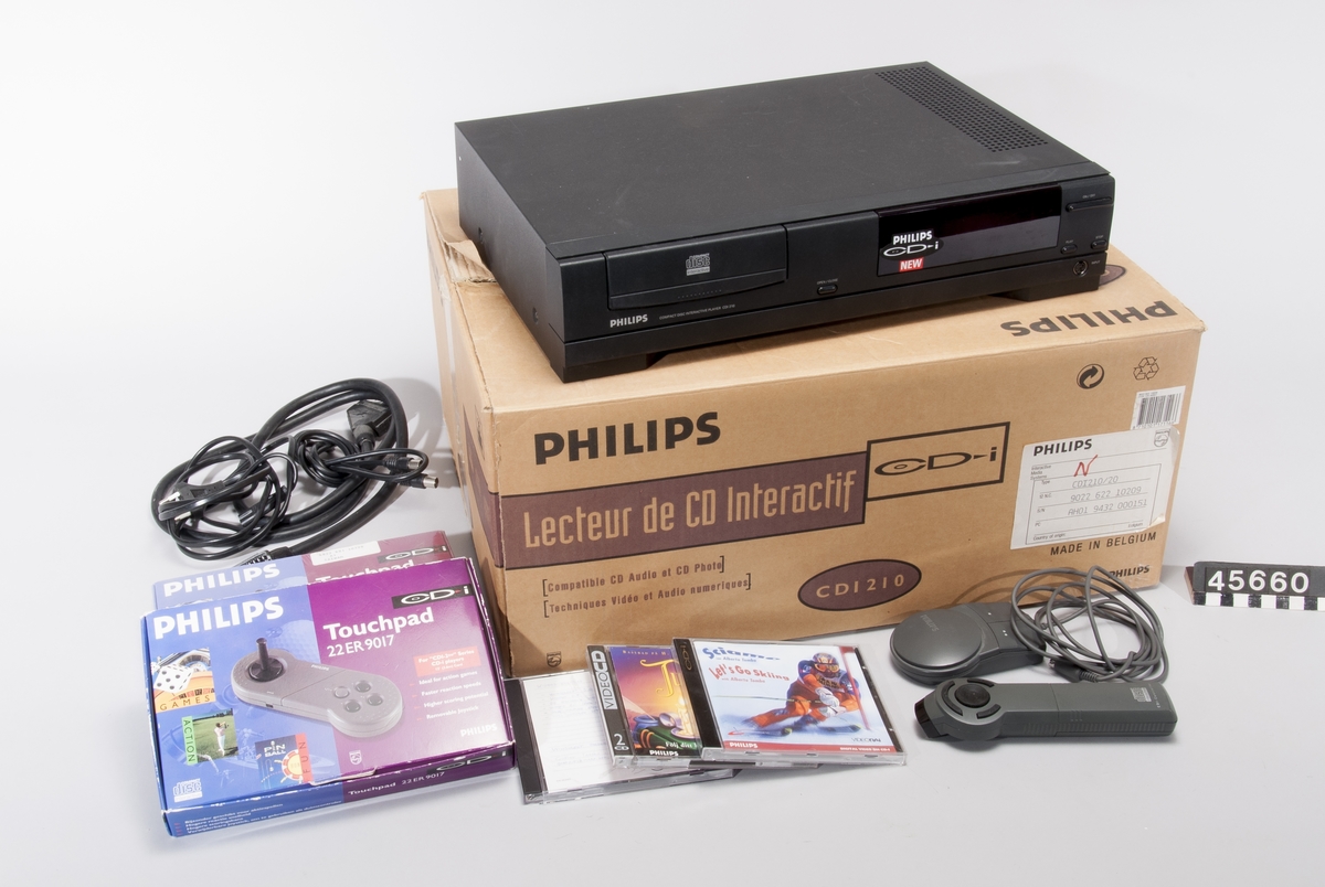 Philips CDi 210. med infraröd fjärrkontroll och trådansluten mus samt manual. Två stycken Touchpad 22ER 3017,den ena i helt obruten originalförpackning.  CD-i (Compact Disc Interactive) spelare kan spela audioskivor, filmer, multimediaproduktioner och spel. Spelaren bygger på samma teknik som CD-ROM.  CPU: 16-bit 68070 @ 15.5 MHz Display: GPU: MCD 212. Resolution: 384Ã—280 to 768Ã—560. Färger: 16.7 million w/ 32,768 on screen. MPEG 1 Cartridge Plug-In för VideoCD och Digital Video. Audio: Sound Chip: MCD 221. ADPCM åttakanals ljud. Operativsystem: CD-RTOS (baserat på Microware's OS-9).  Vikt: 7 kg Nätspänning: 220-230 V/50 Hz Effektförbrukning: 35 W Dimensioner: 290x420x94 mm In/utgångar: remote in, mini DIN, video PAL, S-video, SCART, Hörlurar, Audio