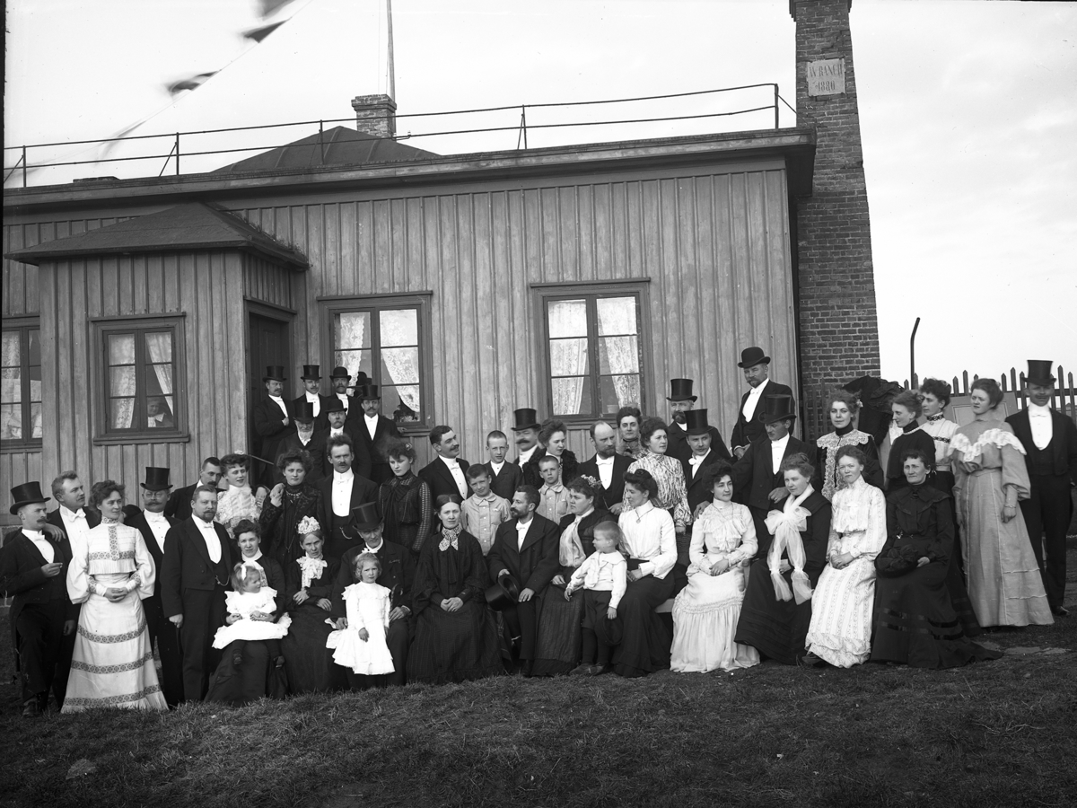 Familjen Ranch med släkt och vänner samlade utanför Wilhelmsberg 1904 ...