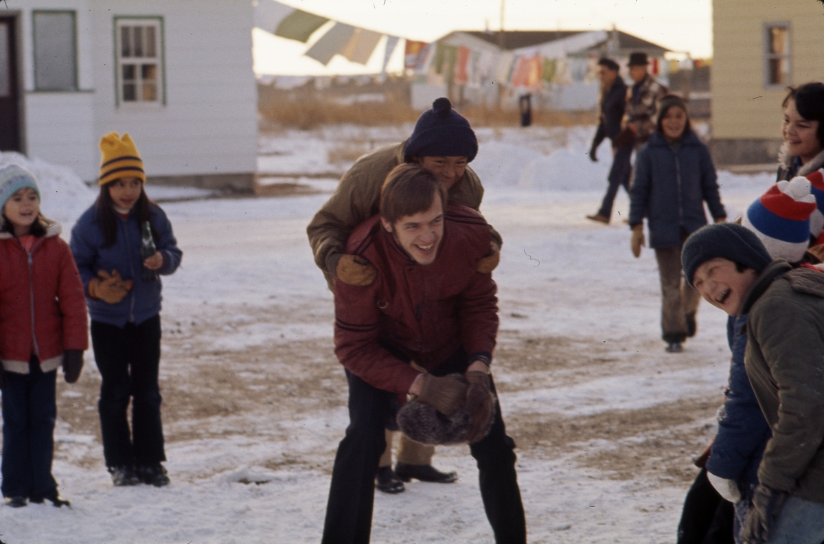 Mannskapet leker med barn i inuitt-landsbyen på Newfoundland