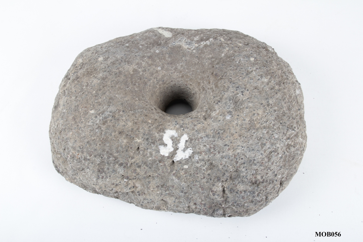 Sirkulær stein med senterhull.