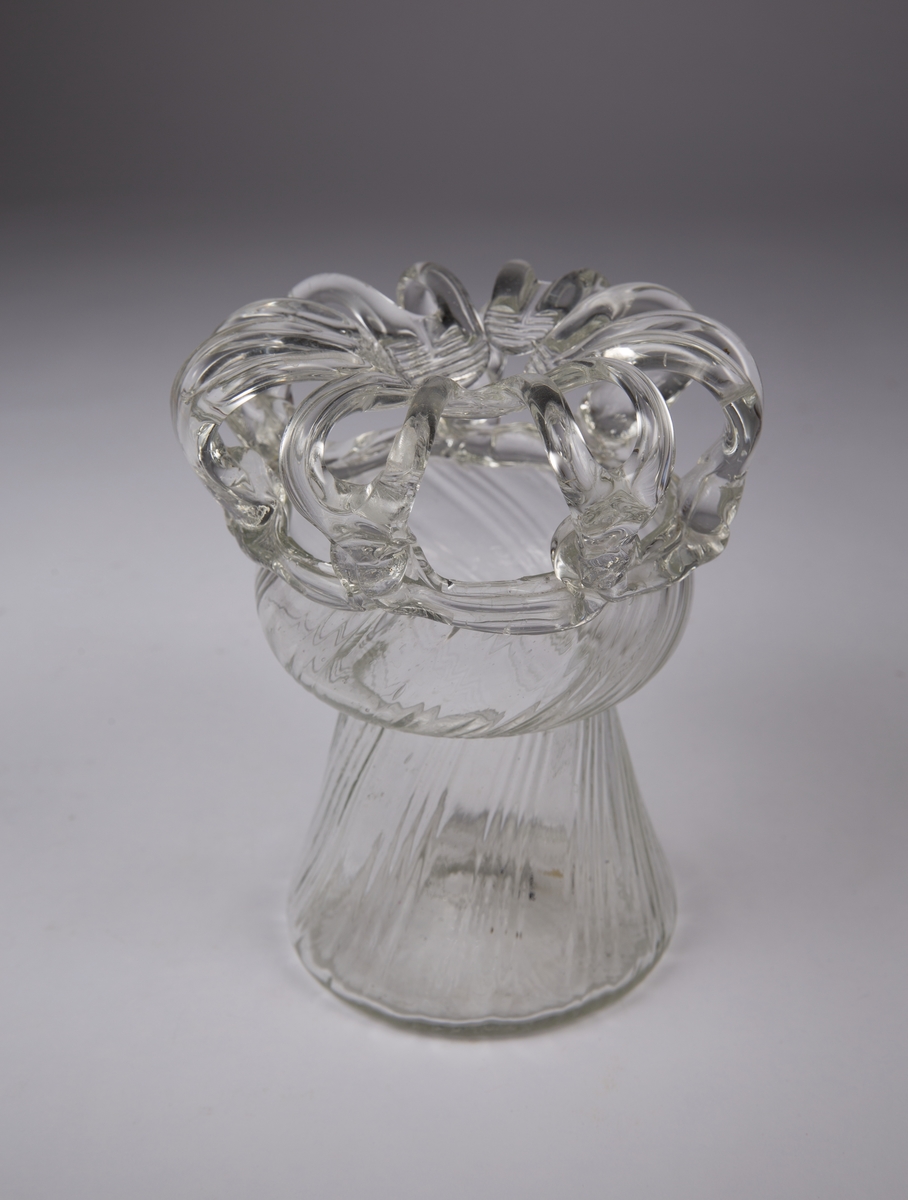 Vase i blåst og vridd glass med hull for hver blomster. Kalt "brudekrone" og "glass med galleri".