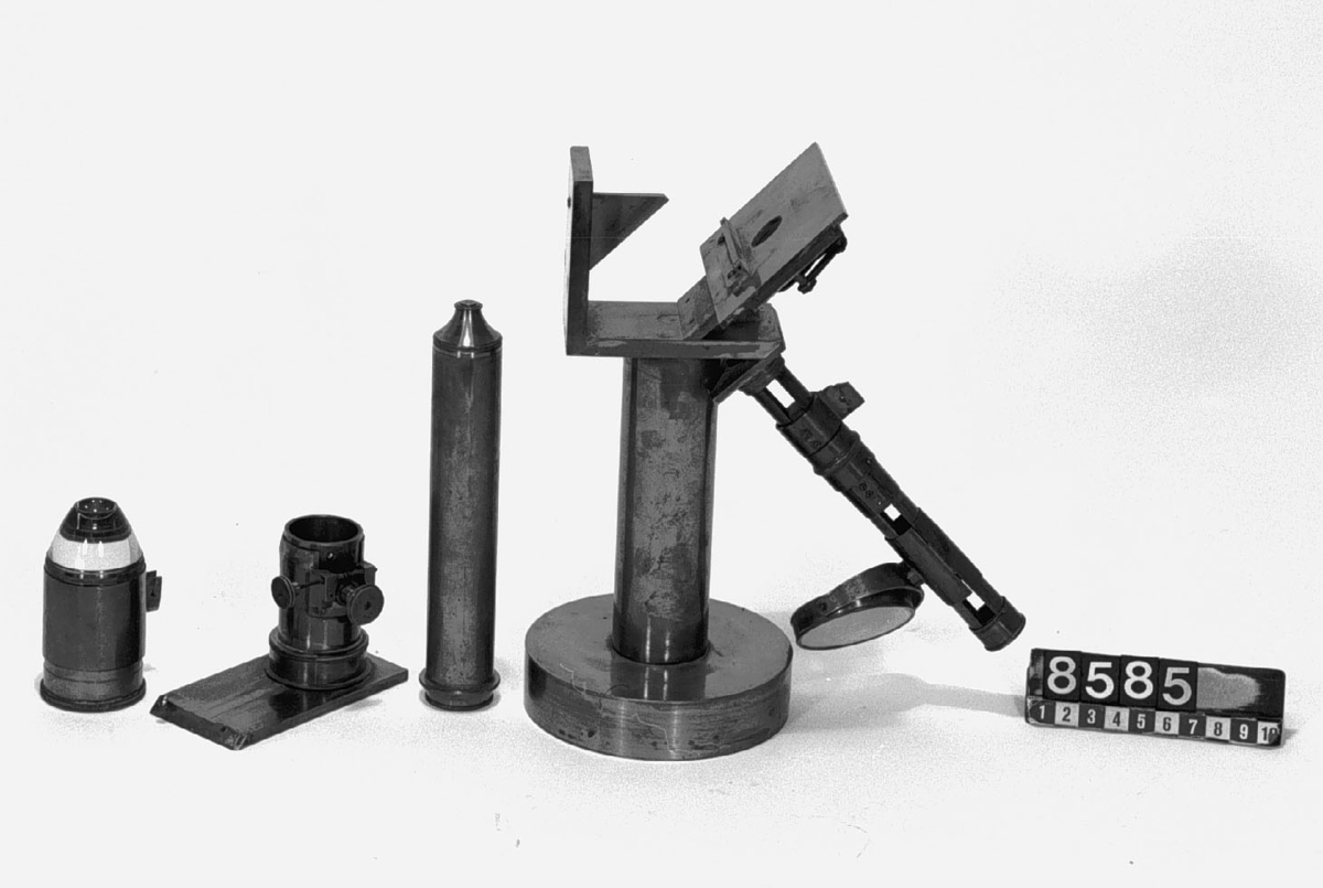 Mikroskop av mässing, sammansatt typ. Kondenseringsspegel och kondensorlins, inställbart objektivbord och mikrometerskruv för tuben.