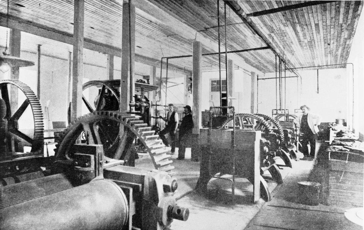 Blandningsrummet på fabriken i Viskafors.Tillhöger Wilhelm Gislow och i mitten Carl Gislow.