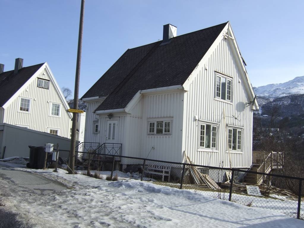 Bjørnsons vei 08 Oppført i 1958 av Johan Olsen (Radio-Olsen) i 1928. (Berg, Per H: Gatelangs i Narvik b3 s104)