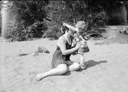 Badeliv på Mosodden. Kvinne og liten pike.