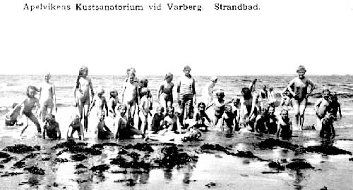 Vykort, "Apelvikens Kustsanatorium vid Varberg. Strandbad." Badande barn och personal från Kustsanatoriet Apelviken.