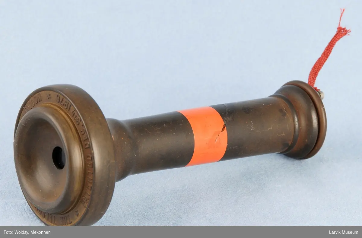 Form: Sylinder med ledning ene ende, høytaler i andre
Manuell