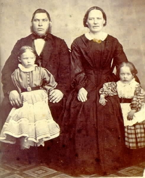 Bagare Carlsson med fru Charlotta och döttrarna Ida och Olivia. Ida f. 1860, gift med Alfred Eriksson. Olivia, f. 1863, gift Lundqvist.