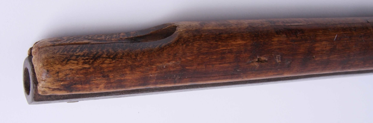 Sivilt jaktvåpen med 8-kanta pipe, kaliber 12,5 mm. Flatt låsblekk med avrunda ender og festa med ein låsskrue, utan sideblekk. Skjeftet har kolbekappe av jern.