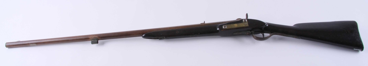 Sivilt ombygd militært infanterigevær M/1814-1849, ombygd til jaktvåpen, pipa er korta ned. Skjeftet ombygd. Lås, sideblekk, bøylebeslag og kolbekappe er originale.