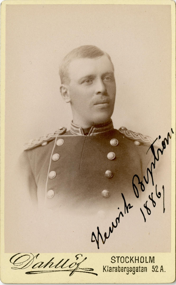 Porträtt av Henric August Byström, officer vid Södra skånska infanteriregementet I 25.
Se även bild AMA.0006909.