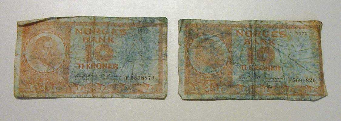 To sedler som har vært utsatt for utsatt for  vann og blå farge.