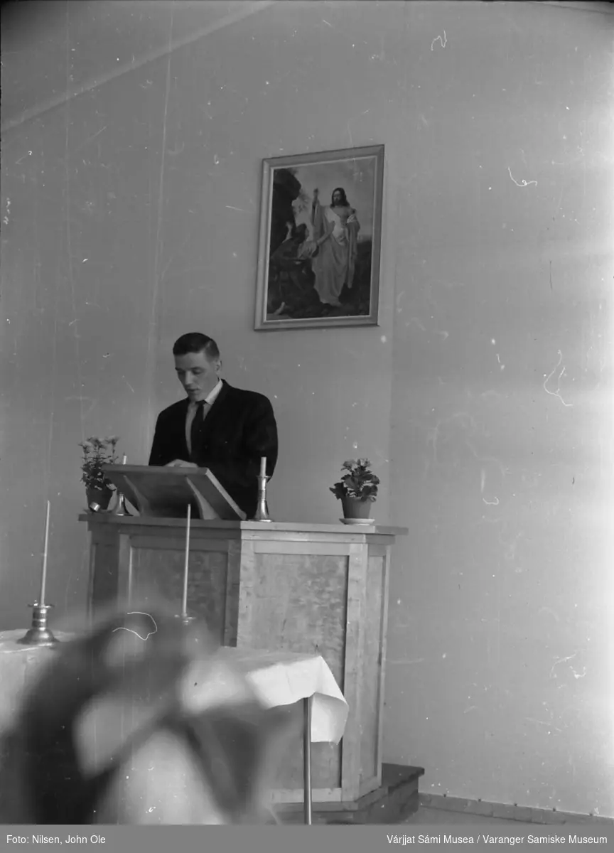 Innvielse av ungdomssenteret i Vestre Jakobselv. Steinar Harila  på tale/prekestolen ønsker velkommen. 19. juni 1966.