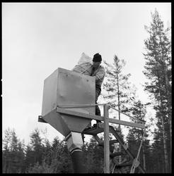 Landfly, demonstrasjon på Eggemoen. Fylling av gjødsel til f