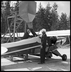 Landfly, demonstrasjon på Eggemoen. Fylling av gjødsel til f